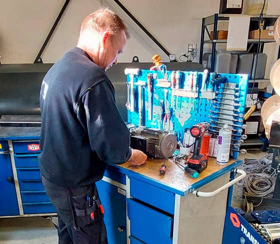 Translyft worker fixing engine