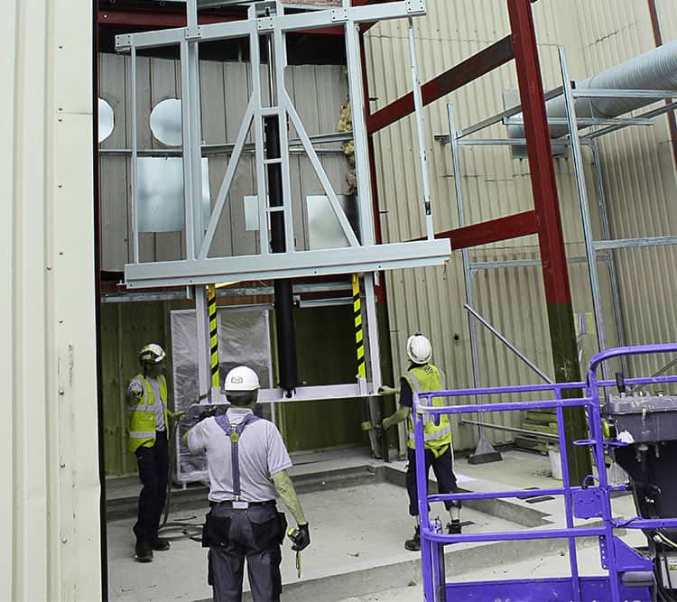 werknemers die een lift installeren