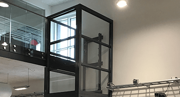 Senkrechtlift mit Glasschacht