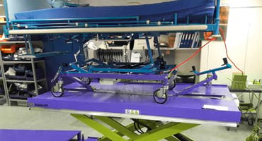 Elevador de tijera de TRANSLYFT para el mantenimiento de las camas de un hospital  