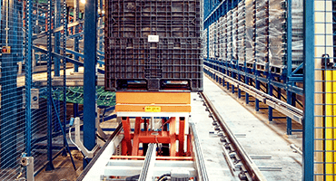 Ingebouwde heftafel in magazijn