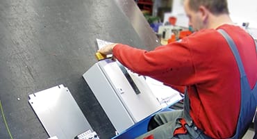 mand arbejder ved Translyft tiltbord