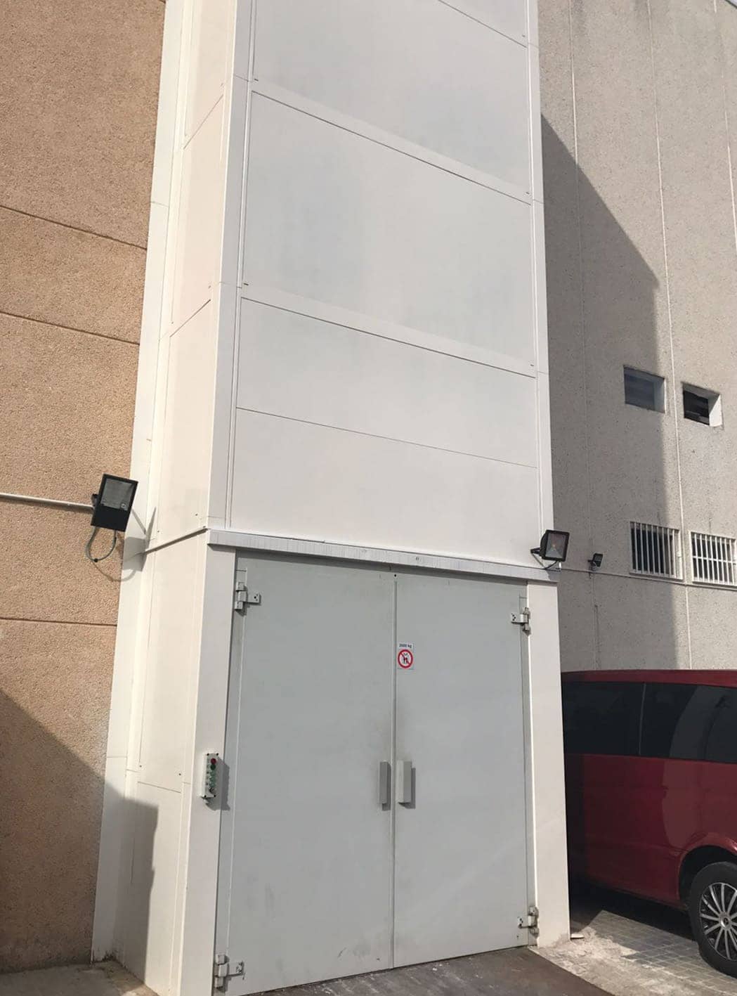 Mast lift outside 