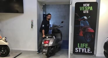 Translyft goods lift for smaller vehicles