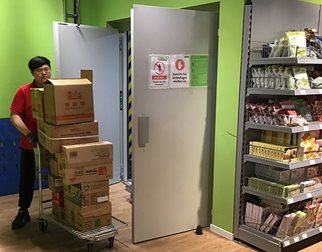 Goods lift between level in supermarket