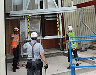 Lifting the roof case - workers lifting in the new translyft lift