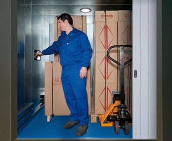 Translyft_H_lift_with_attendant_and_large_load